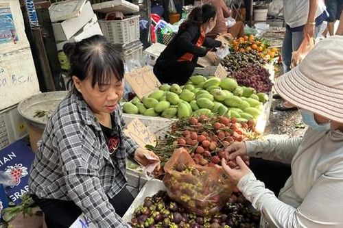 Trái cây lép vế ngay sân nhà