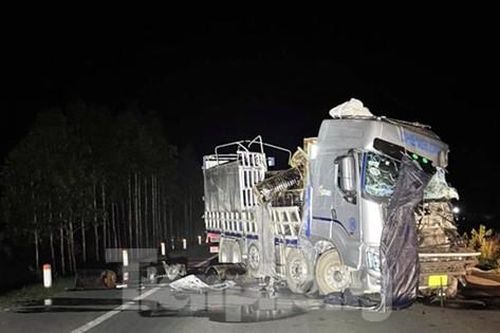 Ô tô tải tông xe đầu kéo, 2 người thương vong