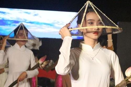 Hơn 600 bộ áo dài khoe sắc tại lễ hội Nha Trang biển gọi