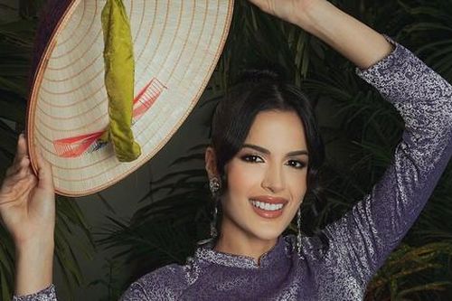Hoa hậu Hòa bình Venezuela mặc áo dài
