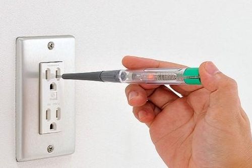 Bé trai tử vong do cắm bút hỏng vào ổ điện