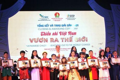 Trao giải thưởng Sân chơi 'Thiếu nhi Việt Nam - Vươn ra thế giới'
