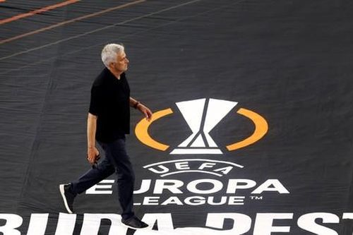 Mourinho ám chỉ rời Roma sau thất bại trước Sevilla