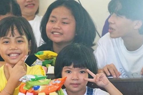 Trẻ em có hoàn cảnh đặc biệt tại Huế rạng ngời đón Tết Thiếu nhi 1/6