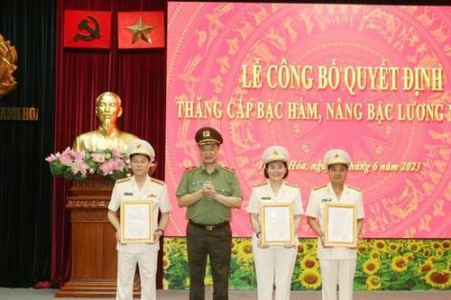 Bộ Công an thăng cấp bậc hàm cho 3 Phó Giám đốc Công an tỉnh Thanh Hóa