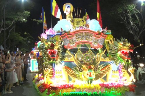 TT-Huế: Diễu hành xe hoa chào mừng Phật đản