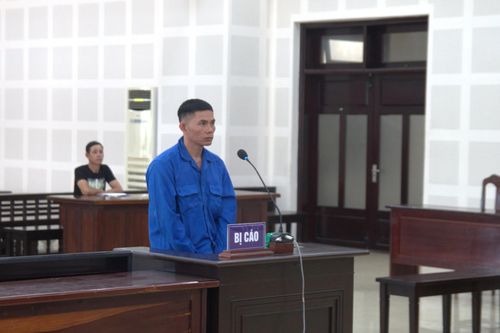Tức giận vì bị đánh trả, em dùng kéo đâm anh trai