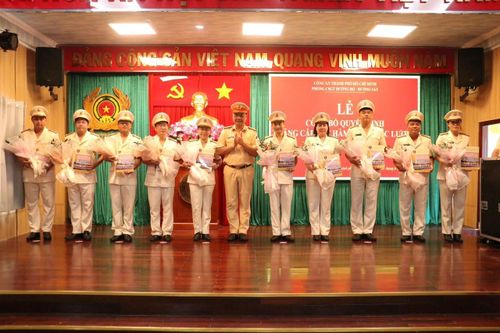 Thăng quân hàm cho gần 300 Cảnh sát giao thông