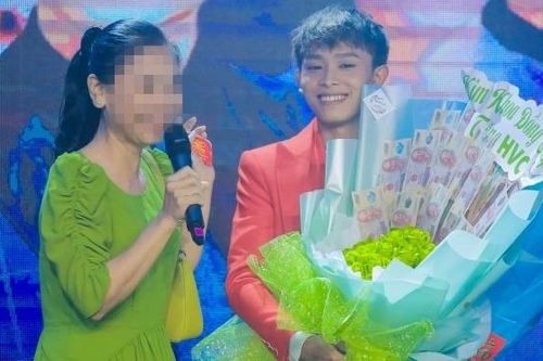 'Tôi rùng mình khi thấy fan tặng tiền, vàng cho ca sĩ lộ liễu và suồng sã'
