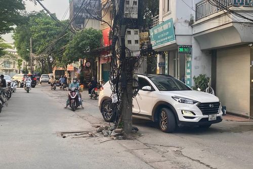 Những cột điện nặng trĩu 'án ngữ' các con đường ở Thủ đô