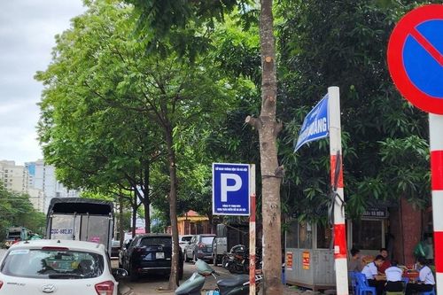 Biển cấm đỗ và biển trông giữ xe cùng một vị trí, liệu có nghịch lý?
