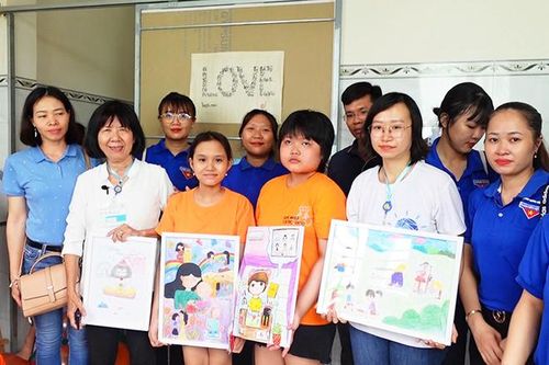 Tết thiếu nhi ấm áp của những 'chiến binh đầu trọc'