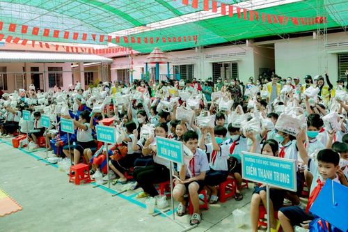 Doanh nghiệp BĐS tặng dụng cụ học tập cho 1.400 học sinh