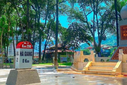 Cột mốc Km0 nổi tiếng tại Hà Giang được cắm lại sau 3 ngày nhổ bỏ