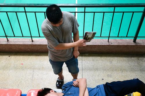 Bố đứng hàng giờ quạt cho con ngủ trưa sau môn thi lớp 10 chuyên đầu tiên