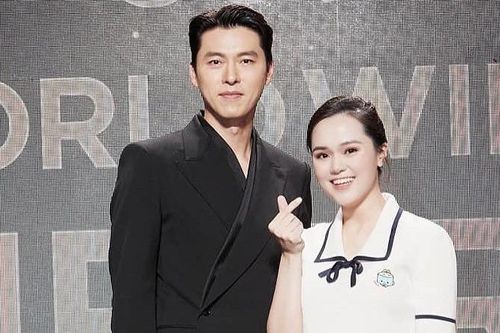 Hyun Bin vỗ lưng, tặng quà vợ cầu thủ Duy Mạnh