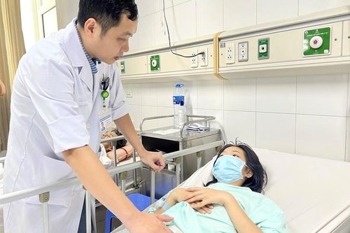 Mổ cấp cứu một bệnh nhân nữ 17 tuổi bị thủng ruột vì nuốt tăm