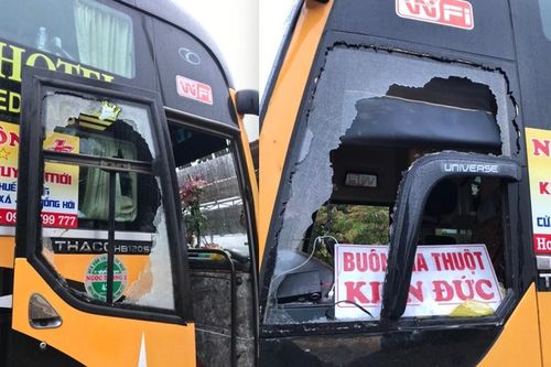 Truy tìm các đối tượng bịt mặt cầm mã tấu đập vỡ nát kính xe khách ở Đắk Lắk