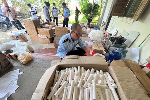 Phát hiện 12.000 lọ thực phẩm chức năng nghi giả mạo nhãn hiệu