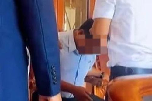 Giám đốc Trung tâm văn hóa đột quỵ khi đang phát biểu và tử vong