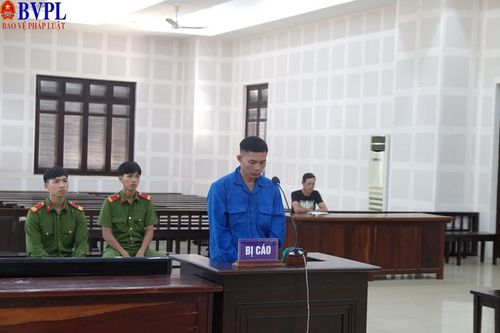 Dùng kéo đâm anh trai bị thương, lãnh án 13 năm tù