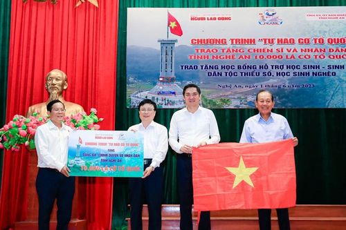 Chương trình 'Tự hào cờ Tổ quốc' trao tặng quà tại Nghệ An