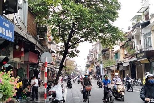 'Giăng soi giá nến, gió lùa khói hương'