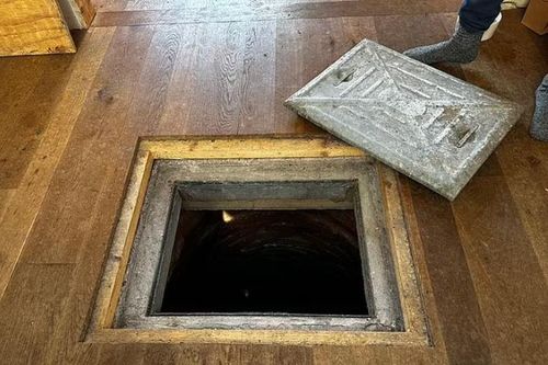 Sửa lại nhà, cặp đôi phát hiện bí mật 'không tưởng' trong căn bếp