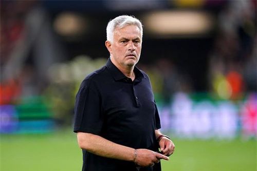 Jose Mourinho tới tận bãi đỗ xe để chửi trọng tài
