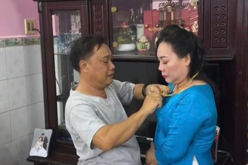 Cô dâu 60 tuổi quyết định lên xe hoa, ngày về nhà chồng được người đặc biệt tận tay trao vàng cưới