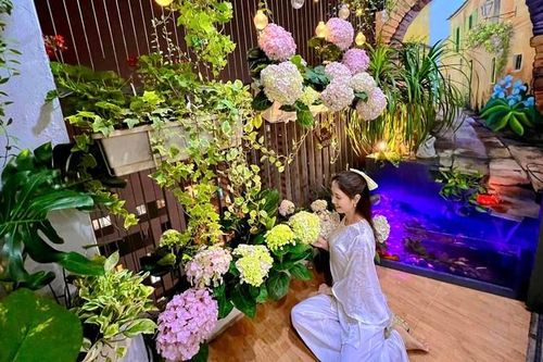 Mẹ đảm biến góc ban công 4m2 thành nơi đủ hoa và bể cá mà vẫn thoáng đẹp
