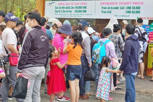 Người dân TPHCM xếp hàng dài mua vé cho con vào Thảo Cầm Viên vui chơi Tết thiếu nhi