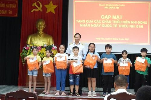 Hải đoàn 129 tặng hơn 600 suất quà cho các cháu thiếu nhi