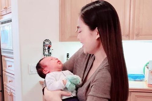 Sao nữ Vbiz lần đầu công khai ảnh sinh con trai ở Mỹ