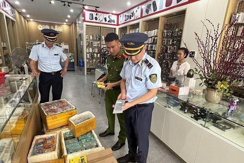 Quản lý thị trường Nghệ An: Thu giữ gần 3.000 phụ kiện điện thoại không rõ nguồn gốc, xuất xứ