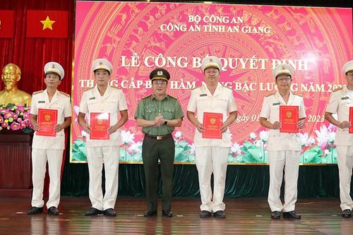 Công an An Giang công bố quyết định thăng cấp bậc hàm, nâng bậc lương năm 2023