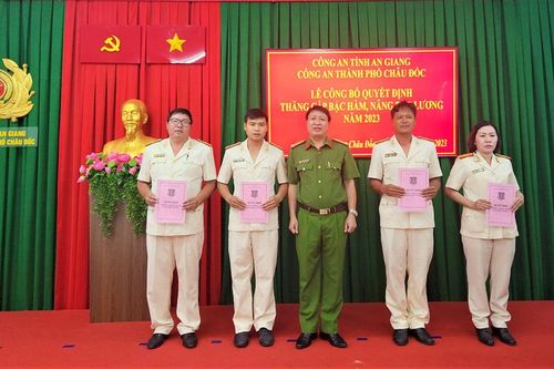 Công an TP. Châu Đốc trao quyết định thăng cấp bậc hàm, nâng bậc lương cho 48 cán bộ, chiến sĩ