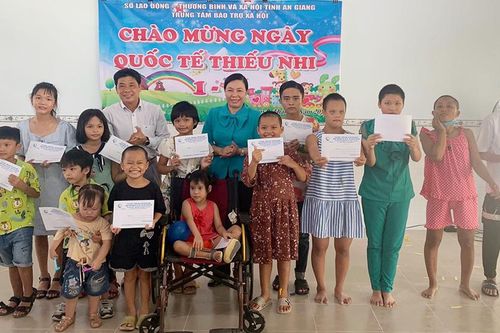Quỹ Bảo trợ trẻ em Việt Nam tặng 200 phần quà cho trẻ em có hoàn cảnh đặc biệt tỉnh An Giang