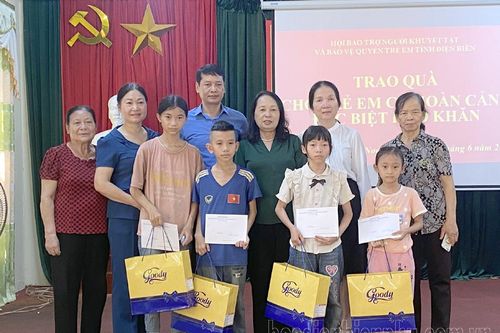 Tặng quà trẻ em khuyết tật, trẻ mồ côi có hoàn cảnh khó khăn nhân dịp Tết Thiếu nhi