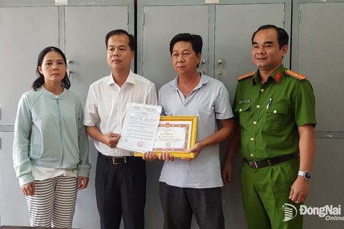 Khen thưởng người dân trả lại gần 100 triệu đồng cho người đánh rơi