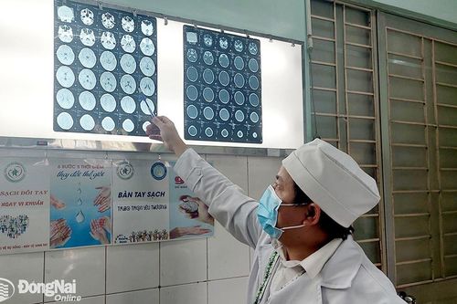 Đi bộ với mẹ sang đường, bé trai 4 tuổi bị tai nạn giao thông nghiêm trọng