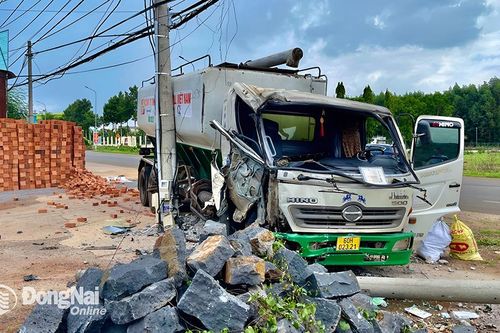 Xe tải 'trôi' tự do, tông xe ô tô rồi làm gãy trụ điện