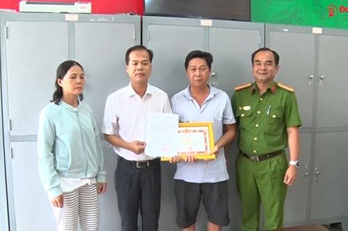 Biểu dương người dân trả lại 100 triệu cho người đánh rơi