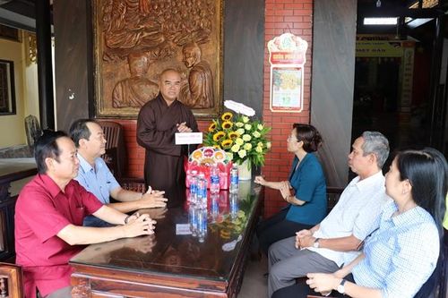 Thường trực Hội đồng nhân dân tỉnh thăm, chúc mừng đại biểu nhân lễ Phật đản