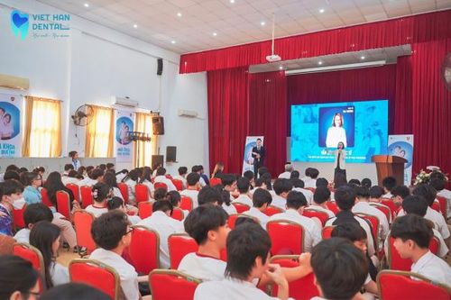 Nha khoa Việt Hàn Nha Trang kết hợp cùng trường iSchool Nha Trang tổ chức chương trình Nha khoa học đường: Trao nụ cười - Thắp sáng tương lai