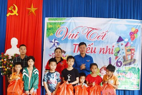 Trao 168 suất quà cho học sinh thôn Làng My, xã Xuân Quang