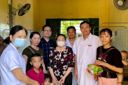 Mang niềm vui đến bệnh nhi nhân ngày Tết thiếu nhi