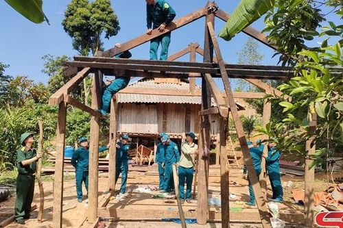 Phát triển đảng trong lực lượng dân quân tự vệ