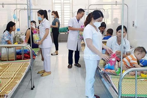 Gần 70 suất quà tặng cho trẻ điều trị tại Trung tâm Y tế huyện Chiêm Hóa