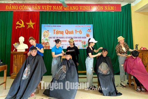 Tặng 400 suất quà cho trẻ em và người nghèo